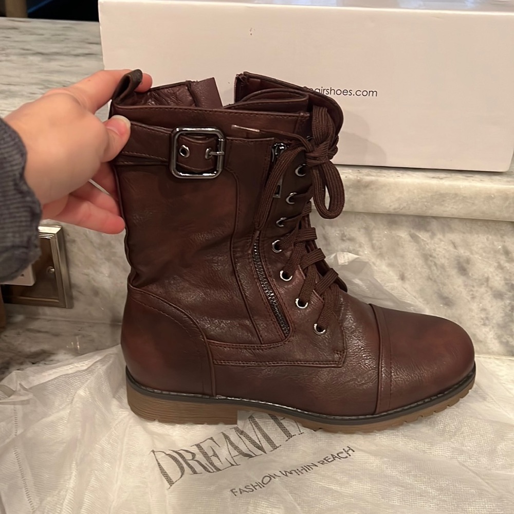 Mid calf combat boots BROWNISH
Man-made material BURGUNDY sz 8 never worn